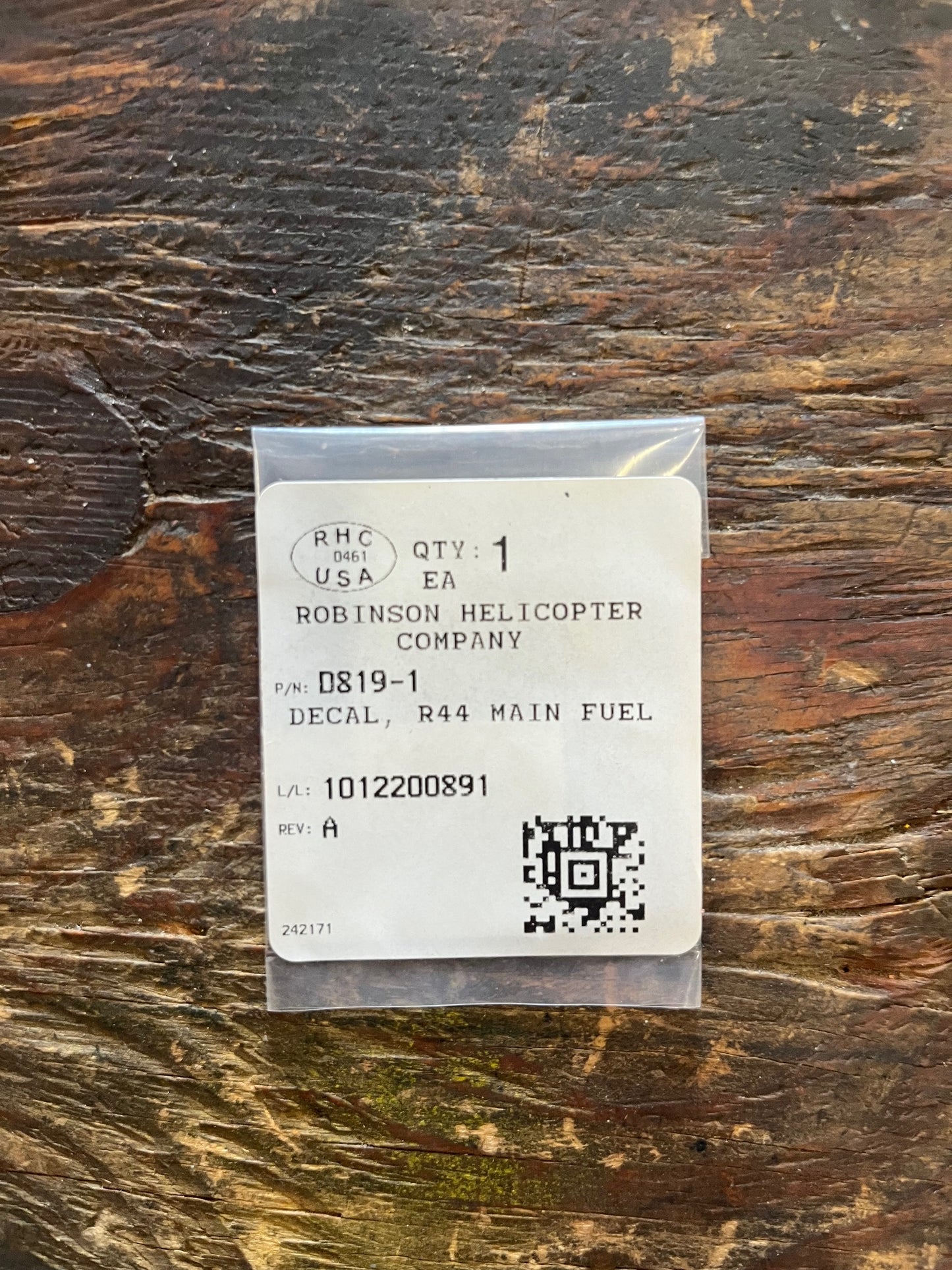 D819-1 DECAL R44 MAIN FUEL